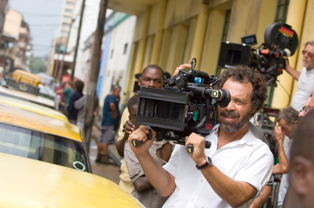 Regisseur Edward Zwick  bei Dreharbeiten zu "Blood Diamond ... - Bildquelle: Warner Bros.