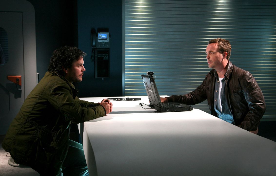 Bei einem Verhör im ARC muss Matt (Ciaran McMenamin, r.) erkennen, dass Ethan (Jonathan Byrne, l.) nicht der von ihm gesuchte Anomalie-Manipulator... - Bildquelle: ITV Plc