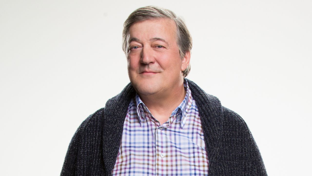 (1. Staffel) - Um das Magazin auch für die jüngere Generation attraktiv zu machen, stellt Roland (Stephen Fry) einige Millennials ein, die ihren Onl... - Bildquelle: Cliff Lipson 2016 CBS Broadcasting, Inc. All Rights Reserved.