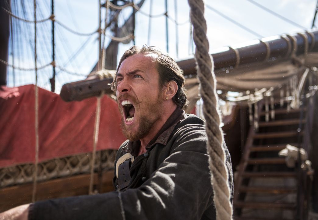 All seine Entscheidungen sind mit einem gewissen Risiko für sich und seine Crew verbunden: Captain Flint (Toby Stephens) ... - Bildquelle: 2013 Starz Entertainment LLC, All rights reserved