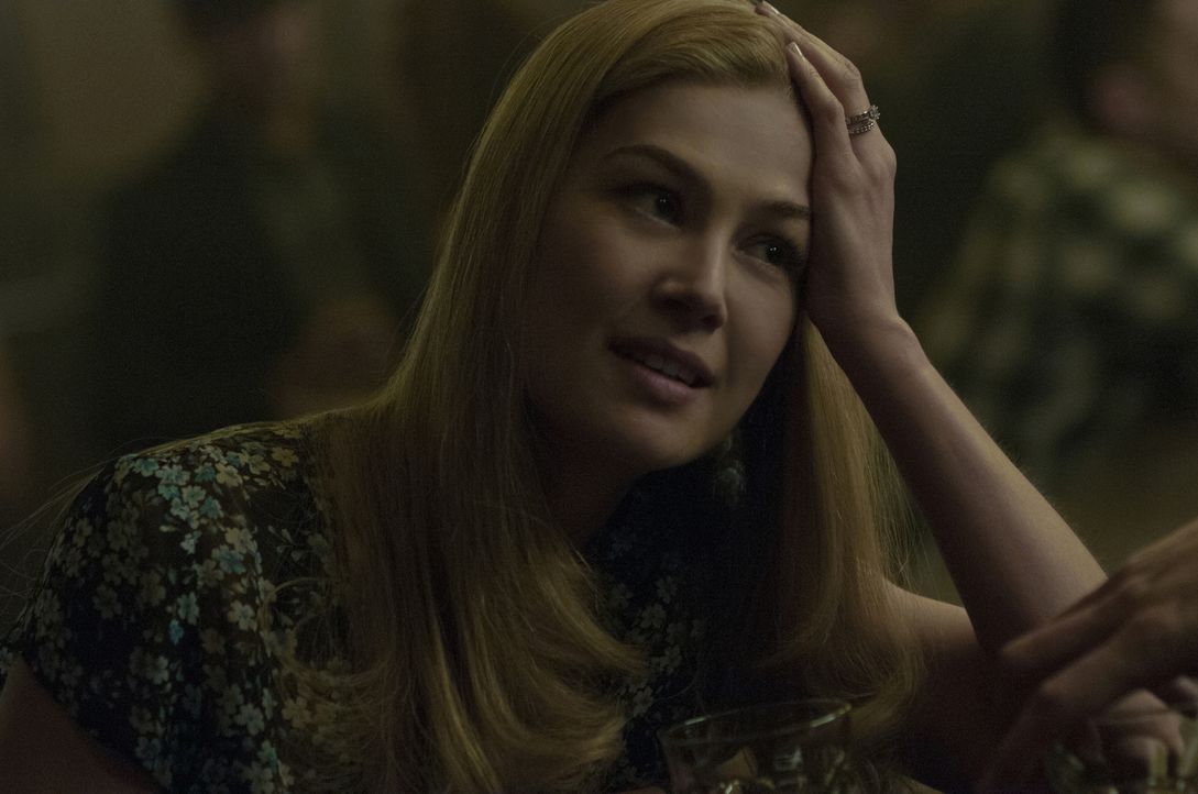 Als eines Tages die junge Ehefrau Amy (Rosamund Pike) spurlos verschwindet, gerät schon bald ihr Mann Nick ins Visier der Ermittlungen. Während die... - Bildquelle: 2014 Twentieth Century Fox Film Corporation.  All rights reserved.