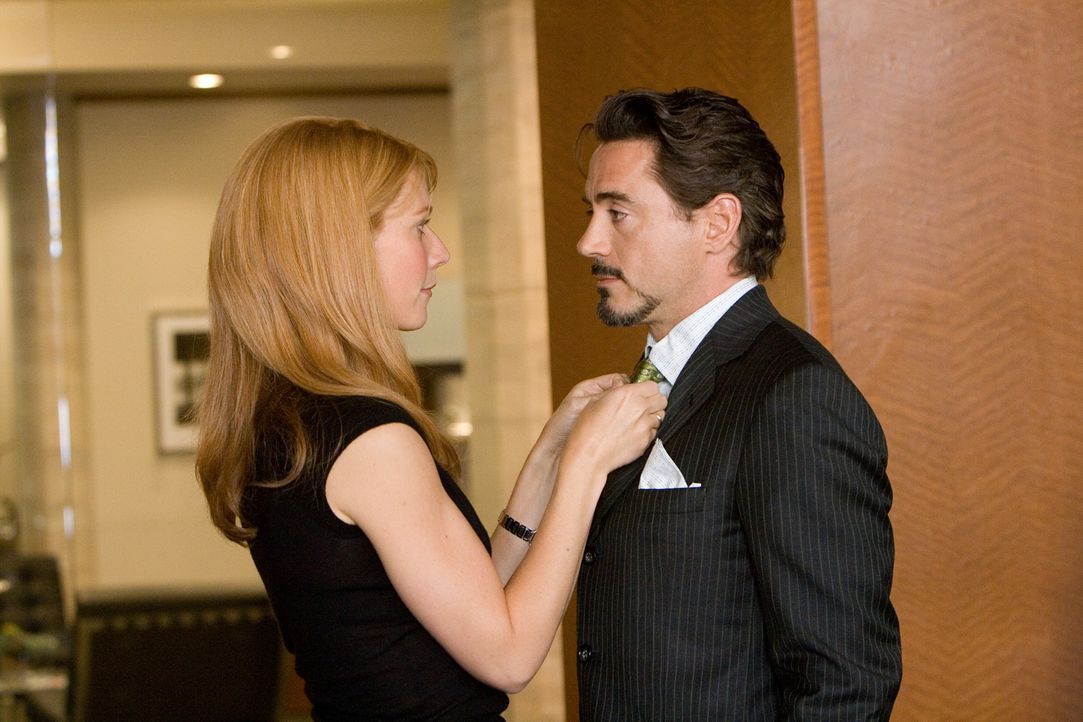 Wie wird seine Assistentin Pepper Potts (Gwyneth Paltrow, l.) reagieren, wenn sie erfährt, dass Tony Stark (Robert Downey Jr., r.) der Mann im Iron... - Bildquelle: 2008 MVL Film Rinance LLC. All Rights reserved.