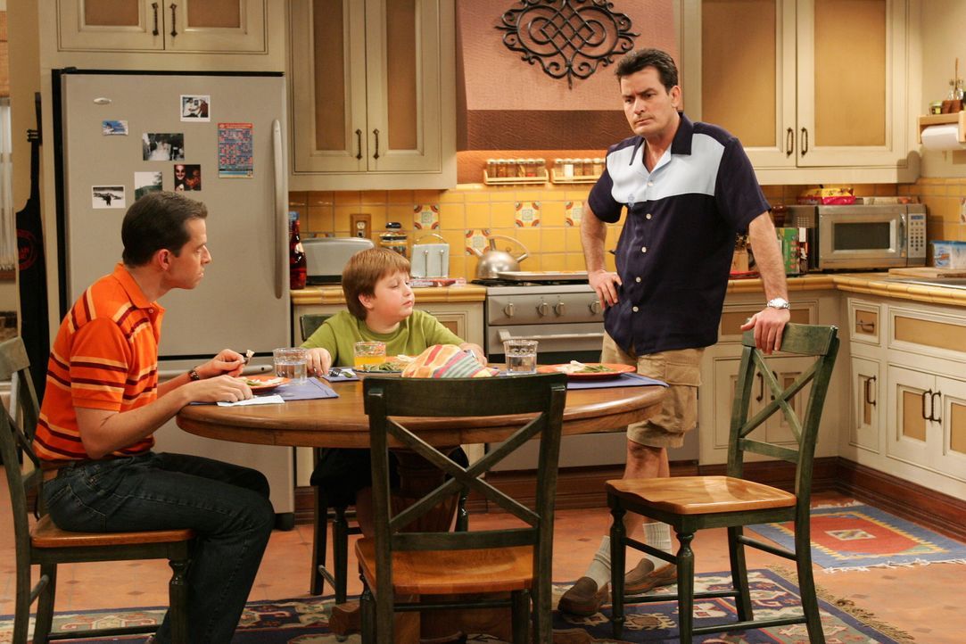 Krisengespräch: Alan (Jon Cryer, l.), Jake (Angus T. Jones, M.) und Charlie (Charlie Sheen, r.) ... - Bildquelle: Warner Brothers Entertainment Inc.