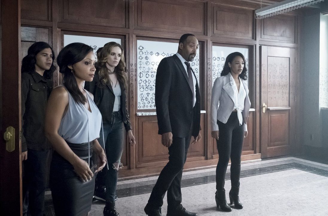 Als ein mächtiger Widersacher in Central City auftaucht, erkennen (v.l.n.r.) Cisco (Carlos Valdes), Cecile (Danielle Nicolet), Caitlin (Danielle Pan... - Bildquelle: 2017 Warner Bros.