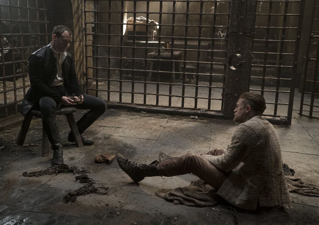 Vortigern (Jude Law, l.); Arthur (Charlie Hunnam, r.) - Bildquelle: Warner Bros.