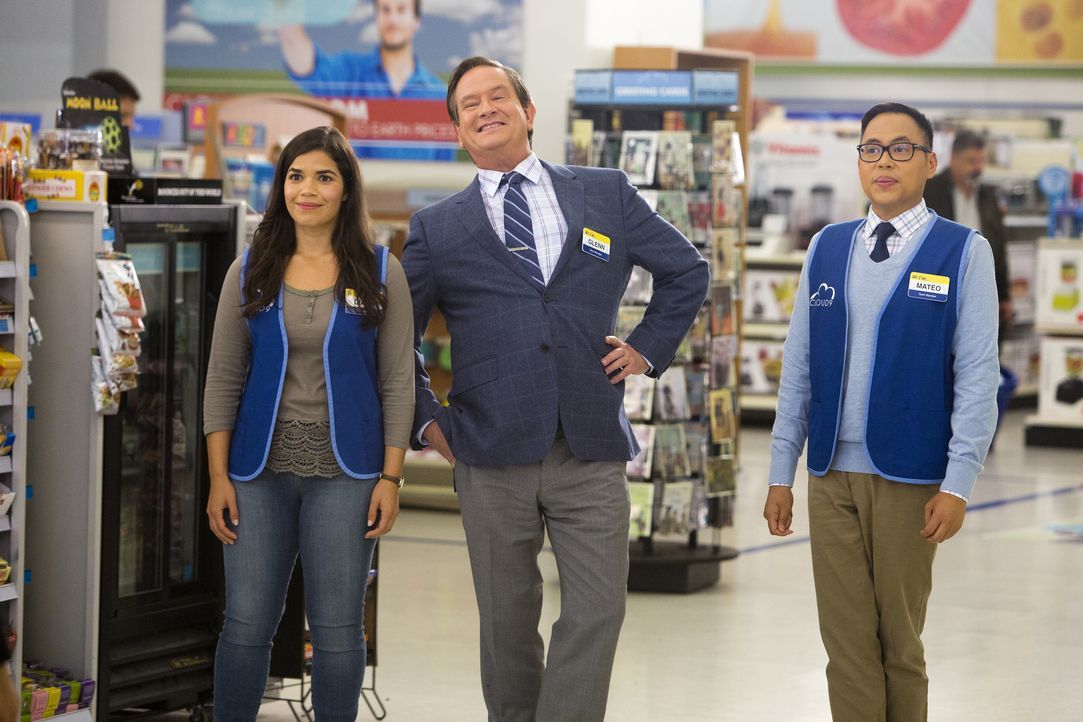 Glenn (Mark McKinney, M.) ist extrem nervös und aufgeregt, den Filialleiter zu repräsentieren, der er gerne wäre. Amy (America Ferrera, l.) und Mate... - Bildquelle: Adam Rose 2015 Universal Television LLC. ALL RIGHTS RESERVED. / Adam Rose