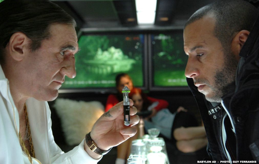 Mafia-Boss Gorsky (Gérard Depardieu, l.) unterbreitet Toorop (Vin Diesel, r.) ein verlockendes Angebot ... - Bildquelle: 2008 BABYLON A.D SAS / BABYLON FILMS LIMITED / STUDIOCANAL / M6 FILMS