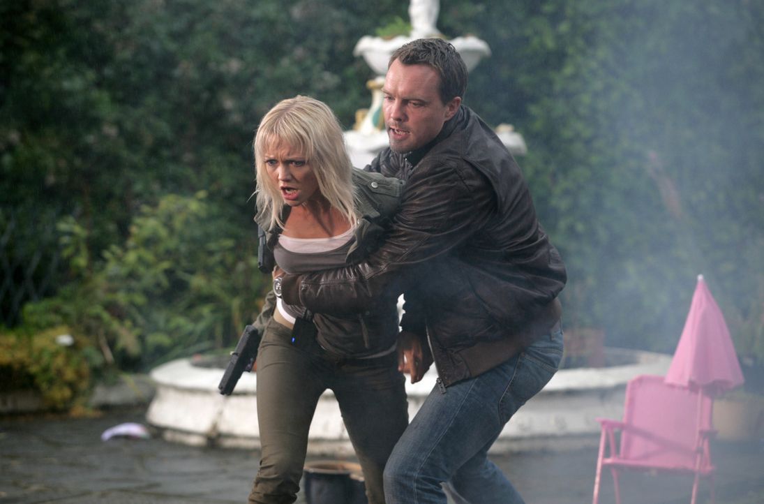 Connor wurde bei einem Einsatz von einem gigantischen Insekt in dessen unterirdischen Tunnel gezerrt. Für Abby (Hannah Spearritt, l.) und Matt (Cia... - Bildquelle: ITV Plc