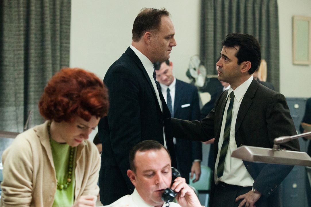 FBI Agent James Patrick Hosty (Ron Livingston, r.) gerät schon vor dem Attentat an Präsident Kennedy mit Lee Harvey Oswald aneinander, weil er üb... - Bildquelle: Claire Folger 2013 WALLEYE PRODUCTIONS, LLC ALL RIGHTS RESERVED.