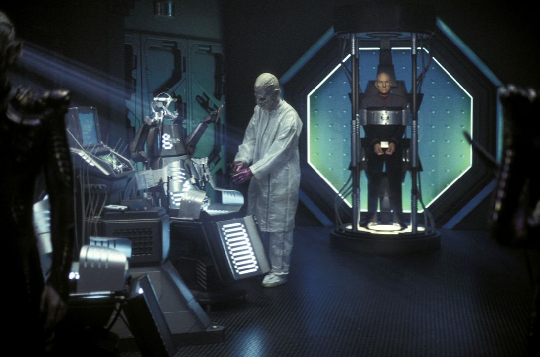 Shinzon (Tom Hardy, ganz l.) beobachtet remanische Wissenschaftler dabei, wie sie die letzte Operation vorbereiten, die Shinzons Leben noch retten k... - Bildquelle: Paramount Pictures
