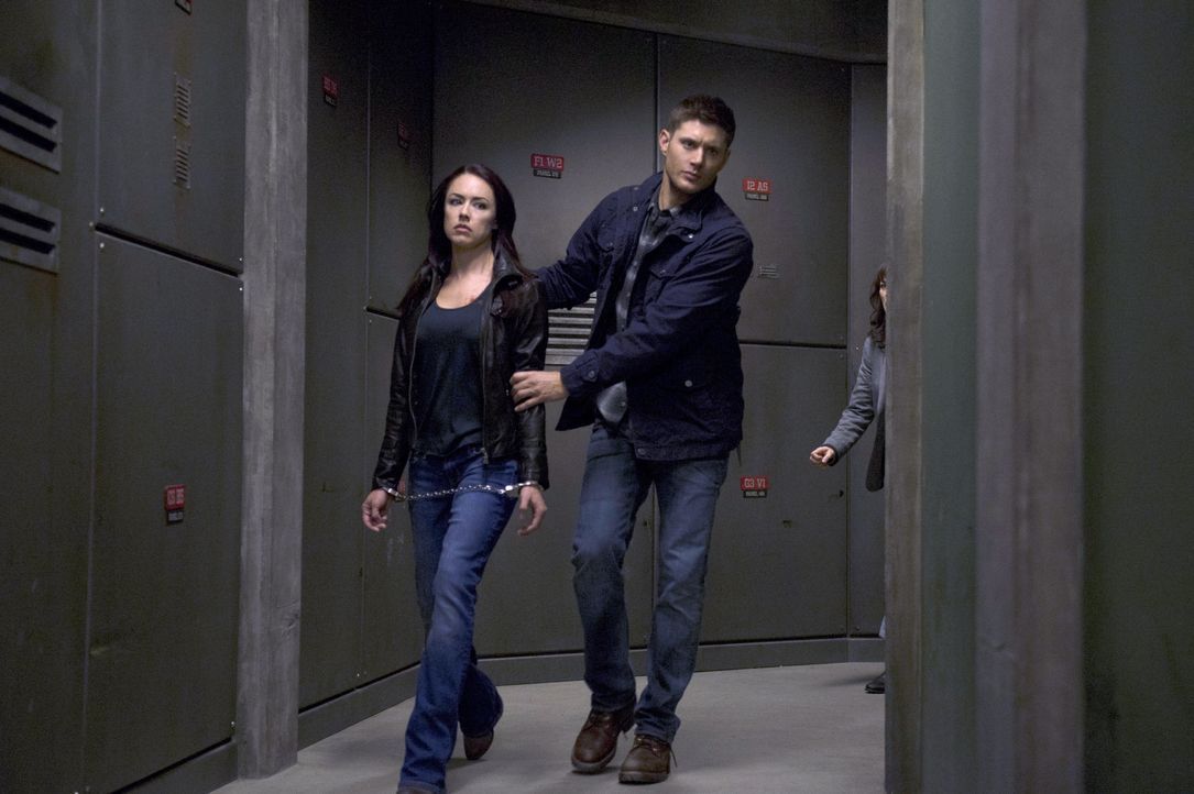 Für Dean (Jensen Ackles, r.) wird es nicht einfach, wichtige Informationen aus Tessa (Lindsey McKeon, l.) herauszubekommen - wenn er sich an die Vor... - Bildquelle: 2013 Warner Brothers
