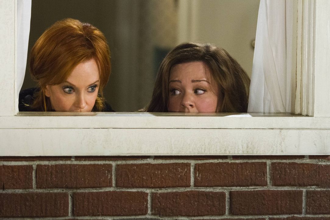 Da Molly (Melissa McCarthy, r.) glaubt, dass ihr Nachbar nichts Gutes im Schilde führt, spioniert sie ihn gemeinsam mit Joyce (Swoosie Kurtz, l.) au... - Bildquelle: Warner Brothers