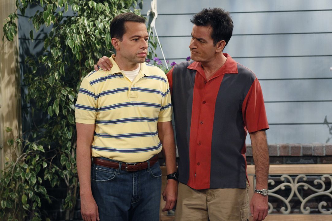 Charlie (Charlie Sheen, r.) hofft, dass Alan (Jon Cryer, l.) zu Lyndsey zieht. Doch wird sein Wunsch in Erfüllung gehen? - Bildquelle: Warner Brothers Entertainment Inc.