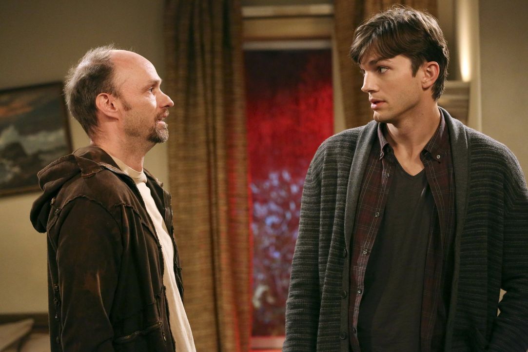 Um vor Larry sicher zu sein, nimmt sich Walden (Ashton Kutcher, r.) bei Arthur (Brian Stepanek, l.) ein Zimmer ... - Bildquelle: Warner Bros. Television