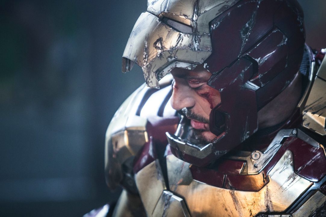 Nach der Alieninvasion in New York ist Tony (Robert Downey Jr.) sichtlich gezeichnet. Um sich sicher zu fühlen, baut er mehr und mehr Iron-Man-Anzüg... - Bildquelle: TM &   2013 Marvel & Subs. All Rights Reserved.