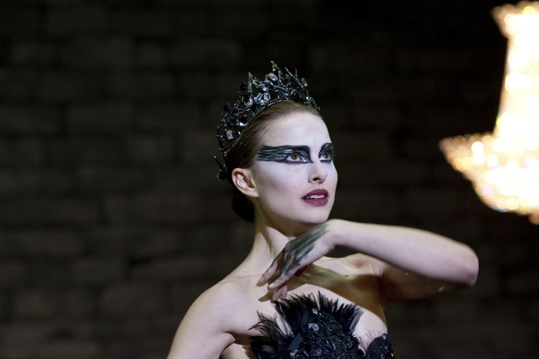 Während Ballerina Nina (Natalie Portman) die perfekte Besetzung für den weißen Schwan ist, muss sie für den Gegenpart der Figur lernen, loszulas... - Bildquelle: 20th Century Fox