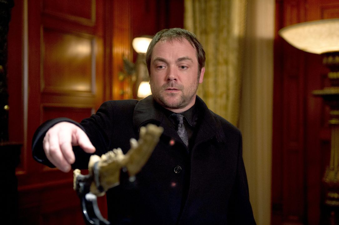 Die erste Klinge übt auch auf Crowley (Mark Sheppard) eine unglaubliche Anziehungskraft aus, doch er weiß, dass ihm dieser Knochen ohne Dean überhau... - Bildquelle: 2013 Warner Brothers