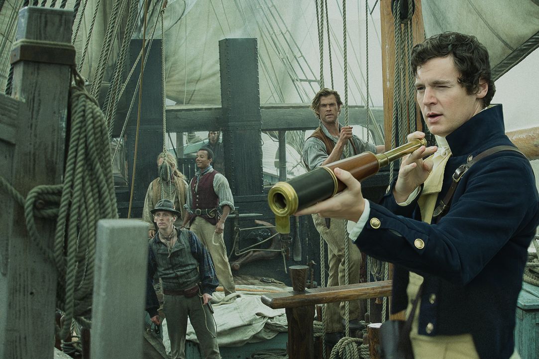 Angeführt von Kapitän Pollard (Benjamin Walker, r.) sticht das Walfängerschiff Essex mit Offizier Owen Chase (Chris Hemsworth, 2.v.r.) und Besatzung... - Bildquelle: Warner Bros.