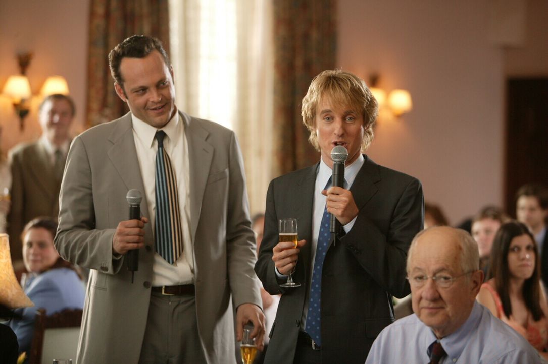 Den beiden Hochzeits-Crasher John Beckwith (Owen Wilson, r.) und Jeremy Grey (Vince Vaughn, l.) sind in ihrem Element. Denn auf einer Hochzeit lasse... - Bildquelle: Warner Bros. Television