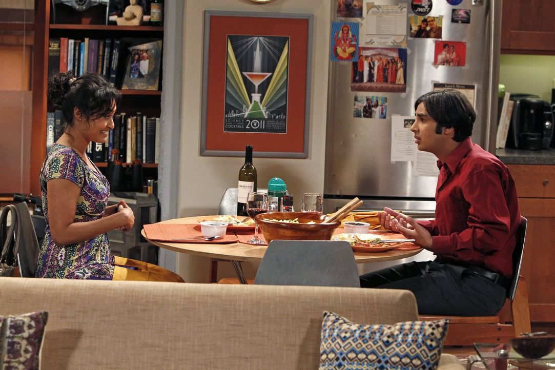 Nach einem von seinen Eltern arrangierten Date mit Lakshimi (Chriselle Almeida, l.) glaubt Raj (Kunal Nayyar, r.), dass er die zukünftige "Mrs. Koot... - Bildquelle: Warner Bros. Television