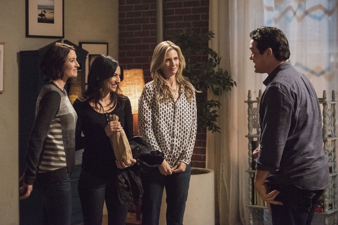 Können Alex (Chyler Leigh, l.), ihre Mutter (2.v.r.) und Maggie (Floriana Lima, 2.v.l.) Jeremiah Danvers (Dean Cain, r.) vertrauen oder ist er ein V... - Bildquelle: 2016 Warner Brothers