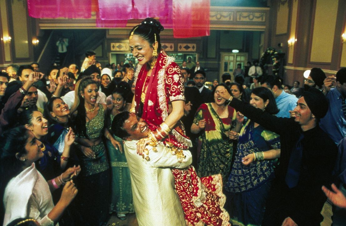 Ausgelassene Hochzeitsfeier: Braut Pinky (Archie Panjabi, r.) und Bräutigam Teetu (Kulvinder Ghir, l.) ... - Bildquelle: Twentieth Century Fox Film Corp.