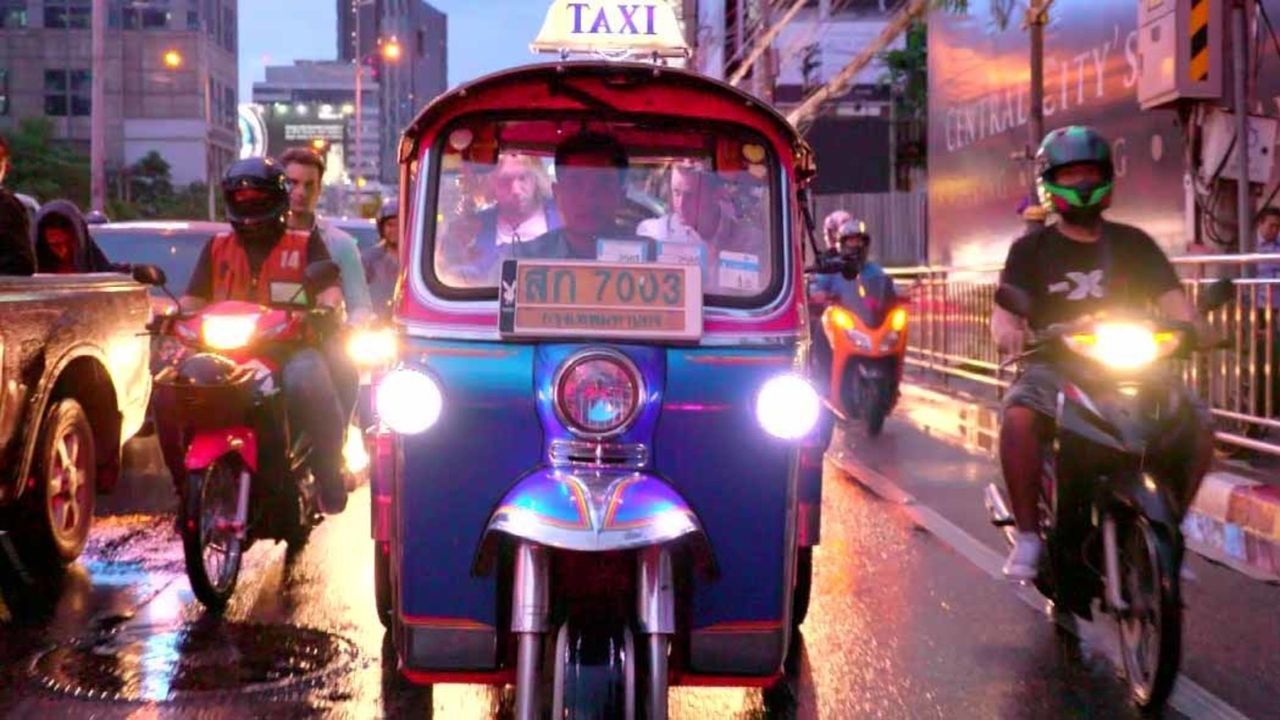 Stressresistent trotz Großstadt-Trubel? In Bangkok müssen die verbliebenen T... - Bildquelle: ProSieben