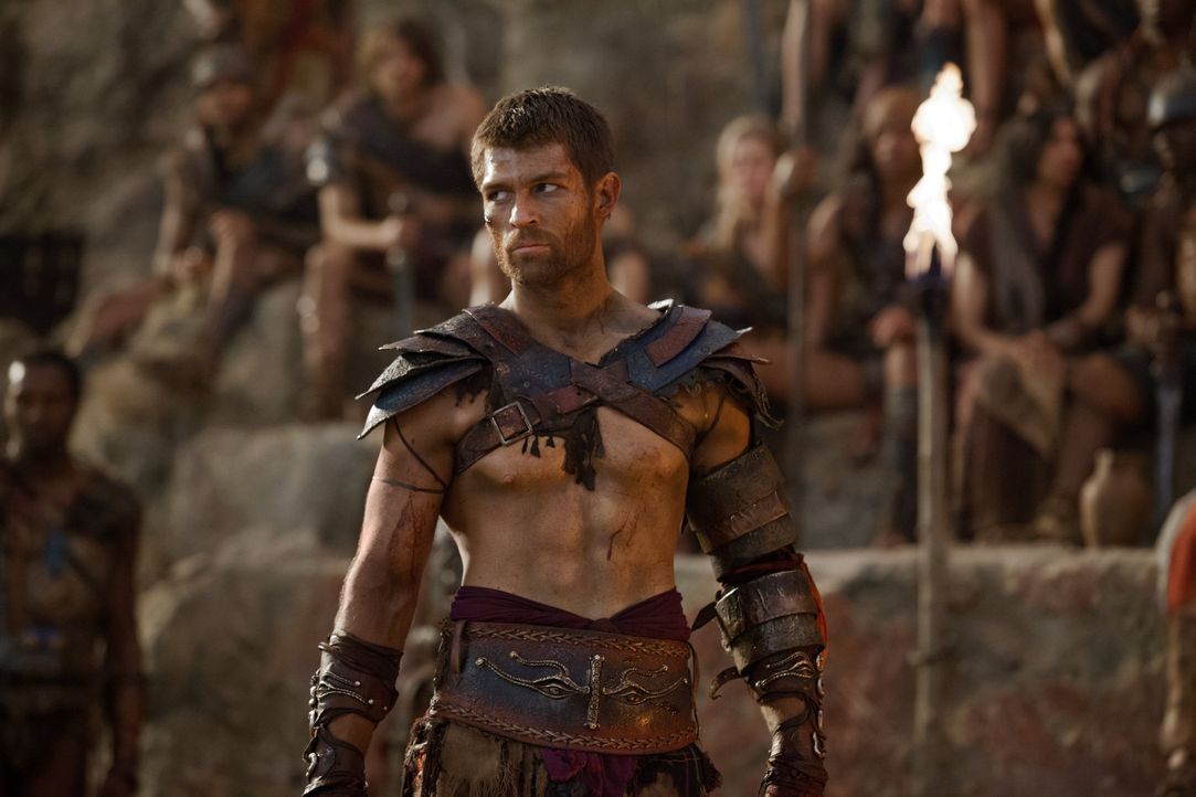 Spartacus (Liam McIntyre) erklärt sich bereit, Tiberius gegen 500 Kämpfer von Crixus' früherer Armee freizulassen. Doch dies will Kore keineswegs hi... - Bildquelle: 2012 Starz Entertainment, LLC. All rights reserved.