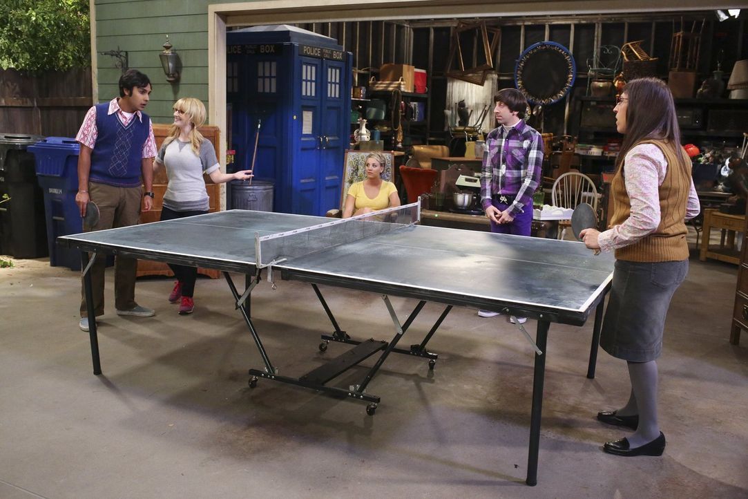 Ein Tischtennis-Turnier soll entscheiden, welche Dinge Howard aus seiner Vergangenheit behalten darf: Bernadette (Melissa Rauch, 2.v.l.), Howard (Si... - Bildquelle: Warner Bros. Television