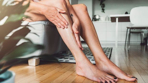 Ein Peeling für deine Beine sorgt für eine wohltuende Massage und hilft abges...