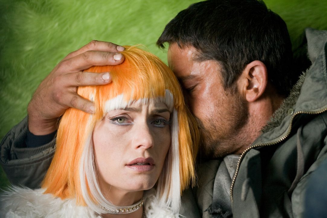 Entsetzt muss Kable (Gerald Butler, r.) feststellen, dass seine Frau Angie (Amber Valetta, l.) zu einer Spielfigur in einem mörderischen Online-Spi... - Bildquelle: TM & Copyright   Lakeshore Entertainment Group. LLC. and Lionsgate. All rights reserved.