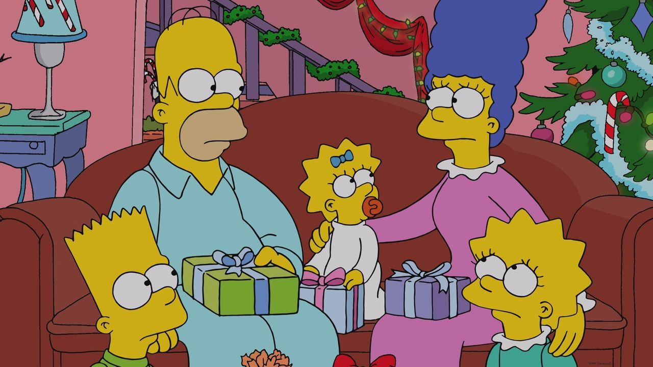 Kann es endlich ein ganz normales Weihnachtsfest werden? Homer (2.v.l.), Bart (l.), Marge (2.v.r.), Lisa (r.) und Maggie (M.) unter dem Weihnachtsba... - Bildquelle: 2013 Twentieth Century Fox Film Corporation. All rights reserved.