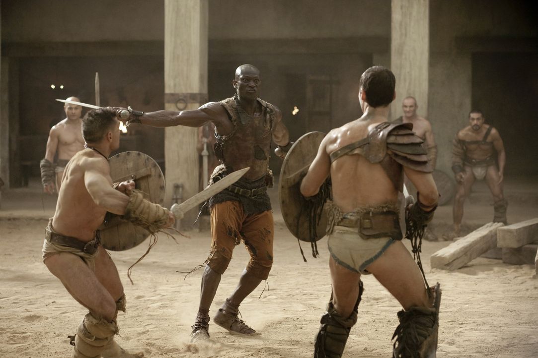 Drago (Peter Mensah, M.) ist der einzige Mann, der jemals einen Kampf gegen Theokoles überlebt hat. Nun bereitet er Spartacus (Andy Whitfield, r.)... - Bildquelle: 2010 Starz Entertainment, LLC