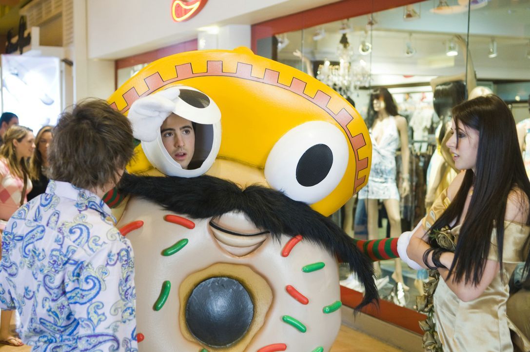 Peinlicher Ferienjob als Doughnut: Ian (Josh Zuckerman, M.) und sein bester Freund Lance (Clark Duke, l.) und seine große Liebe, Felicia (Amanda Cr... - Bildquelle: 2008 Summit Entertainment, LLC. All rights reserved