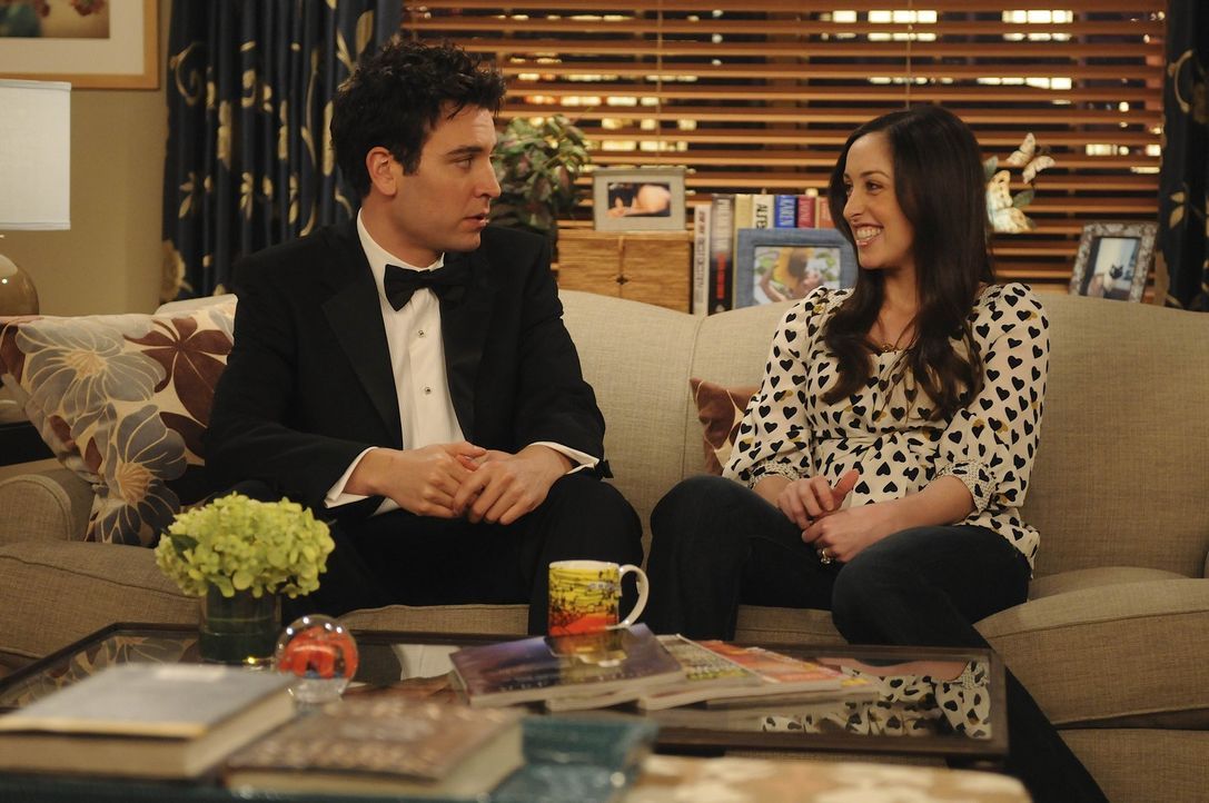 Ted (Josh Radnor, l.) muss sich eingestehen, dass er jemanden am Haken hat: Henrietta (Catherine Reitman, r.), die sich eine Zukunft mit ihm erhofft... - Bildquelle: 20th Century Fox International Television