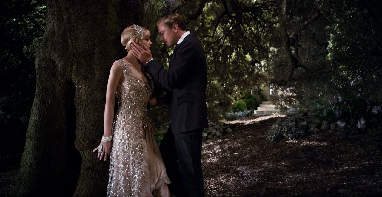 Gatsby (Leonardo DiCaprio, r.) und Daisy (Carey Mulligan, l.) verbindet eine intensive, fast schon zerstörerische Liebe, die ihr bürgerliches Leben... - Bildquelle: 2012 Warner Brothers