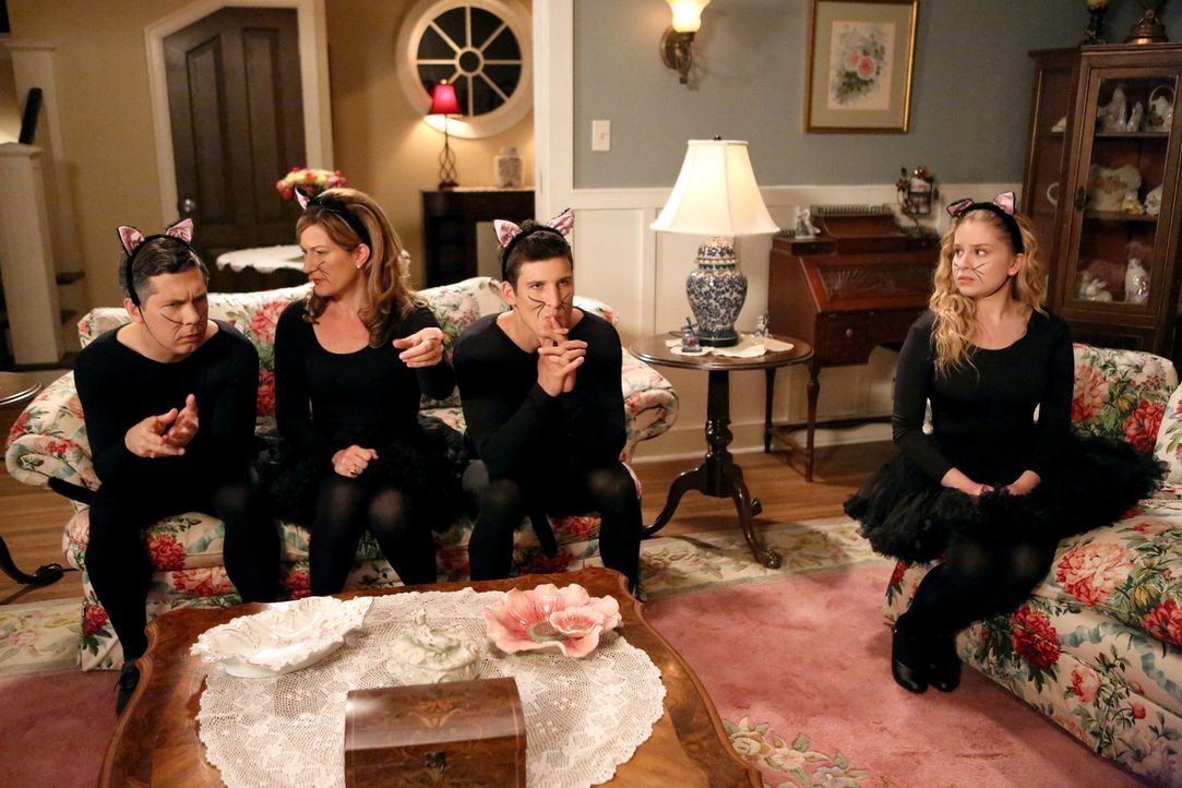 Was ist nur mit Lisa (Allie Grant, r.), Sheila (Ana Gasteyer, 2.v.l.), Fred (Chris Parnell, l.) und Ryan (Parker Young, 2.v.r.) los? - Bildquelle: Warner Bros. Television