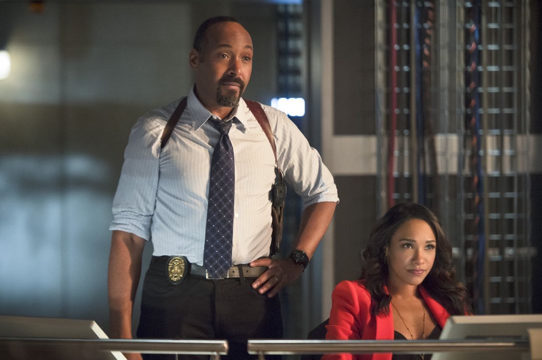 Eigentlich wollen Joe (Jesse L. Martin, l.) und Iris (Candice Patton, r.) Barry wieder auf die Beine helfen, doch dann wird ihnen klar, dass er nich... - Bildquelle: 2015 Warner Brothers.