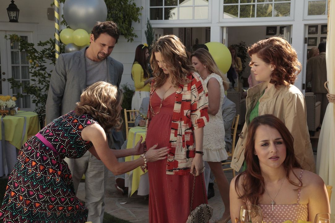 Eine ganz spezielle Party: Jill (Gillian Vigman, vorne l.), Tessa (Jane Levy, r.), George (Jeremy Sisto, 2.v.r.) und Eden (Alicia Silverstone, M.) ... - Bildquelle: Warner Brothers