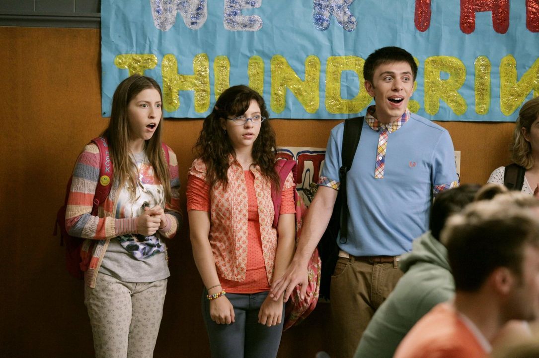 Sue (Eden Sher, l.), Carly (Blaine Saunders, 2.v.l.) und Brad (Brock Ciarlelli, r.) können nicht fassen, was Mr. Farrar da verkündet. Unterdessen wi... - Bildquelle: Warner Brothers