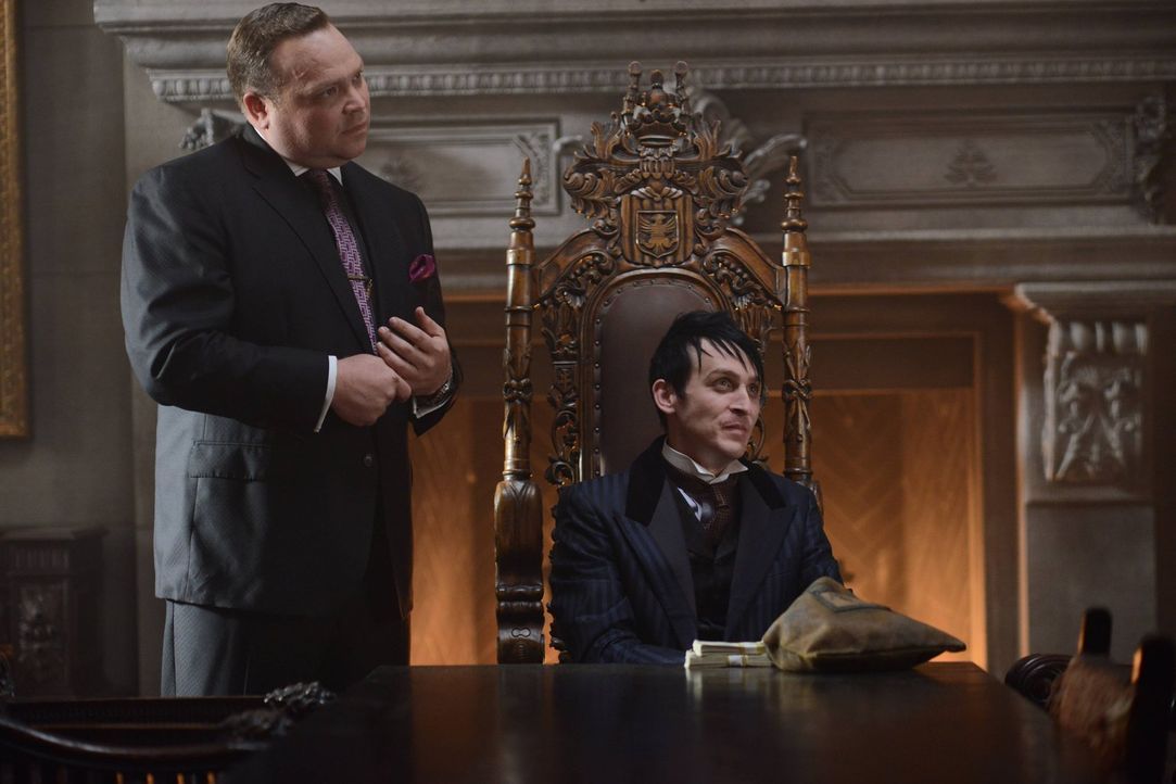 Penguin (Robin Lord Taylor, r.) hat die Unterwelt von Gotham fest im Griff. Ihm treu zur Seite steht Butch (Drew Powell, l.). Währenddessen versucht... - Bildquelle: Warner Brothers