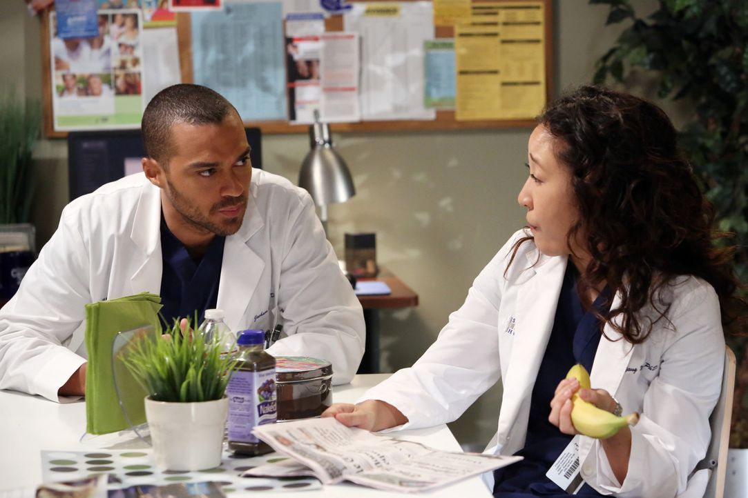 Alex und Cristina (Sandra Oh, r.) unterhalten sich über die morgendliche Verwechslung, denn Owen hat morgens versehentlich Jo für Cristina gehalte... - Bildquelle: ABC Studios