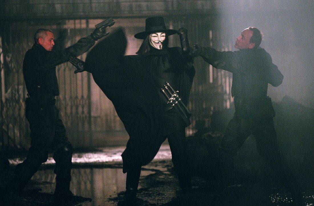 Vendetta (Hugo Weaving, M.) befindet sich in einem ständigen Kampf gegen das autoritäre Regime Großbritanniens ... - Bildquelle: Warner Bros. Pictures
