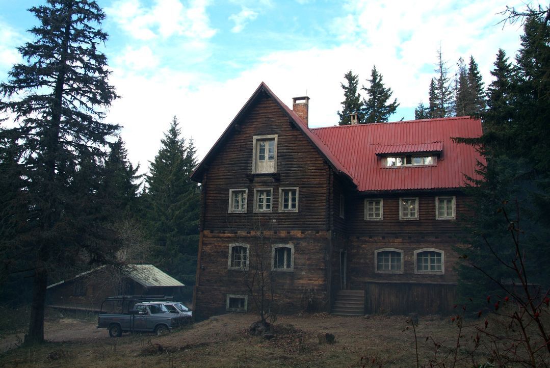 Nach dem Tode ihres Mannes zieht Karen Tunny zusammen mit ihren beiden Töchtern Sarah und Emma in ein abgelegenes Haus in der Nähe eines Bergwerks... - Bildquelle: Nu Image Films
