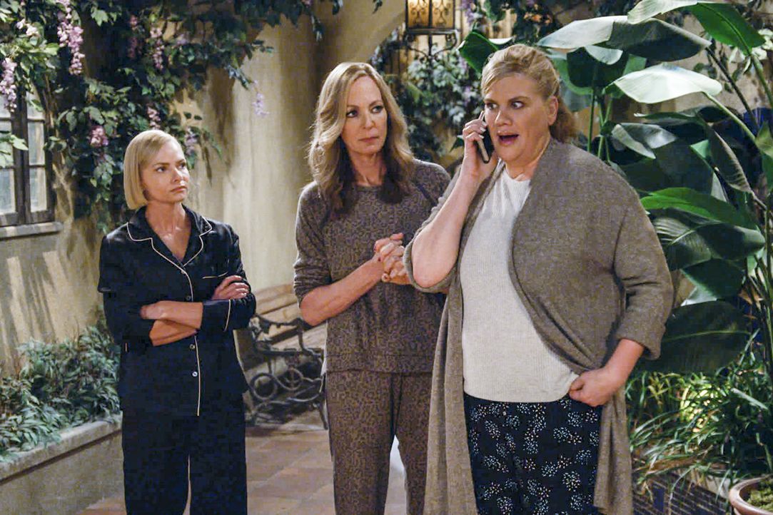 (v.l.n.r.) Jill (Jaime Pressly); Bonnie (Allison Janney); Tammy (Kristen Johnston) - Bildquelle: Warner Bros. Entertainment, Inc.
