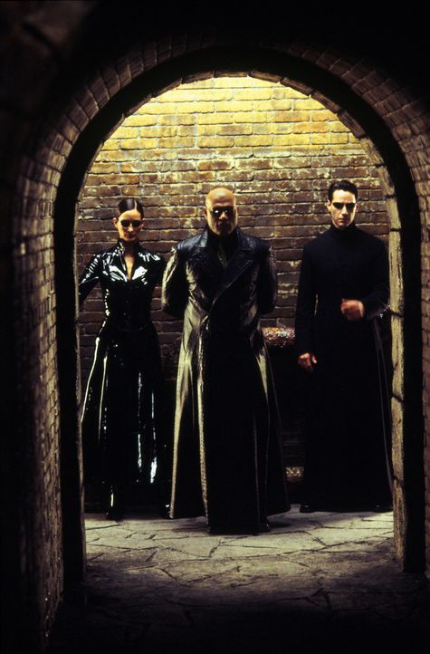 Nehmen den Kampf gegen die Maschinen auf: (v.l.n.r.) Trinity (Carrie-Anne Moss), Morpheus (Laurence Fishburne) und Neo (Keanu Reeves) ... - Bildquelle: Warner Bros.