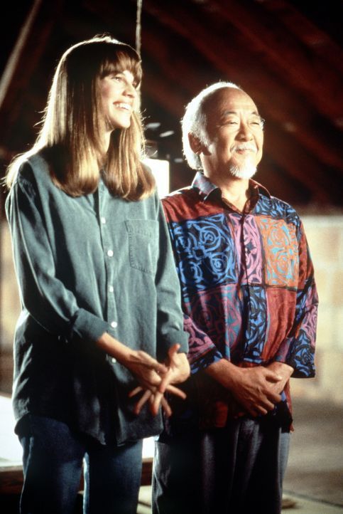 In den Lehren der fernöstlichen Philosophie des weisen Mr. Miyagi (Noriyuki "Pat" Morita, r.) findet Julie (Hilary Swank, l.), die nach dem grauenv... - Bildquelle: Columbia Pictures