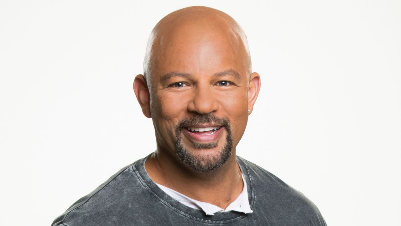 (1. Staffel) - Der Barbesitzer Eddie (Chris Williams) versucht, seinem Kumpel Jack dabei zu helfen, seine neuen Kollegen, die Millennials, besser zu... - Bildquelle: Cliff Lipson 2016 CBS Broadcasting, Inc. All Rights Reserved.