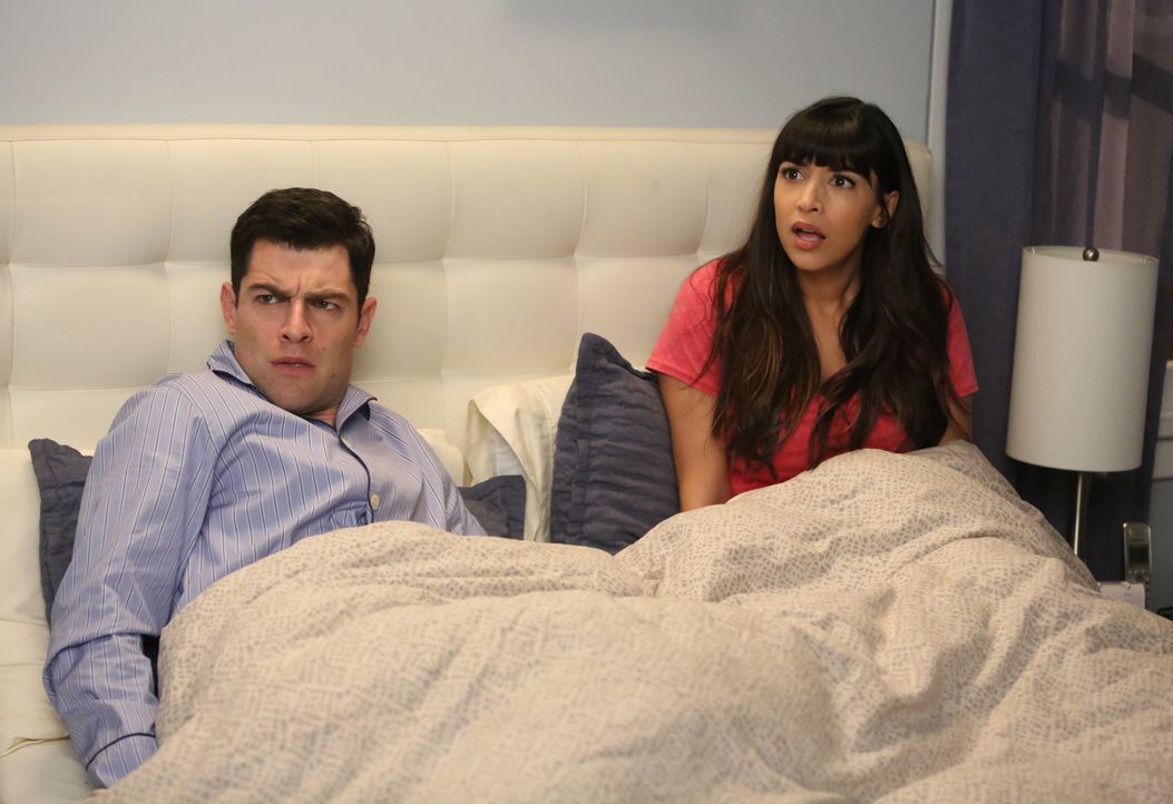Nach einem erschreckenden Erlebnis setzen Schmidt (Max Greenfield, l.) und Cece (Hannah Simone, r.) alles daran, ihr Haus mit Sicherheitsvorkehrunge... - Bildquelle: Patrick McElhenney 2017 Fox and its related entities. All rights reserved. / Patrick McElhenney