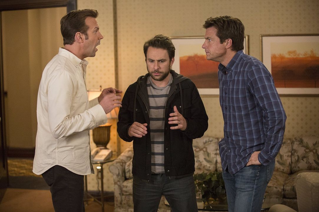 Als die drei Freunde (v.l.n.r.) Kurt (Jason Sudeikis), Dale (Charlie Day) und Nick (Jason Bateman) als Unternehmer abgezockt werden, bleibt ihnen ni... - Bildquelle: 2014   Warner Bros.